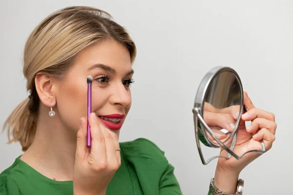 Joven Hermosa Mujer Aplicando Maquillaje Mirando Espejo — Foto de Stock