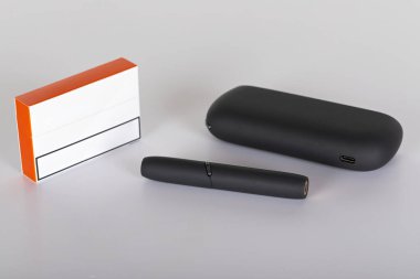 Beyaz arka planda elektronik tütün sigara içme sisteminin resmi