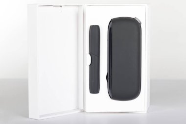 Beyaz arka planda elektronik tütün sigara içme sisteminin resmi