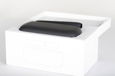 Beyaz arka planda elektronik tütün sigara içme sisteminin resmi