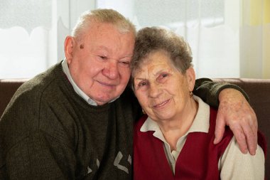 Memlekette neşeli ve mutlu yaşlı bir çiftin fotoğrafı.