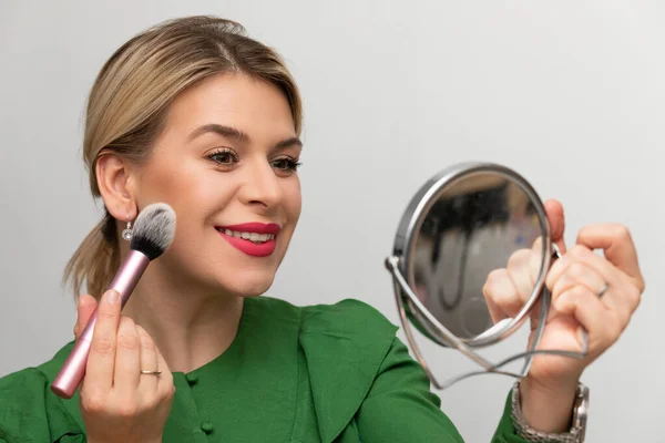 Jeune Belle Femme Appliquant Son Maquillage Regardant Dans Miroir — Photo