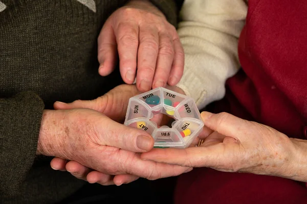 Imagen Cerca Las Manos Ancianas Sosteniendo Recipiente Plástico Con Pastillas — Foto de Stock