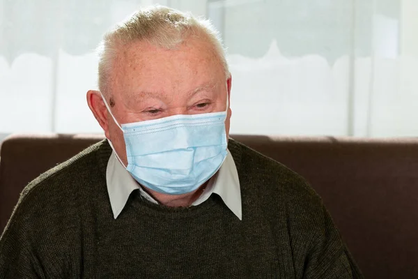Porträt Eines Älteren Mannes Mit Gesichtsmaske Hause Selbstisolierung — Stockfoto