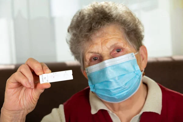 Portret Van Een Oudere Vrouw Met Gezichtsmasker Thuis Zelfisolatie — Stockfoto