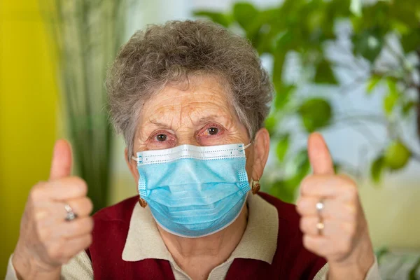 Porträt Einer Seniorin Mit Gesichtsmaske Hause Selbstisolierung — Stockfoto