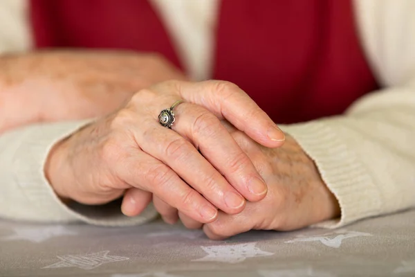 Close Foto Van Een Oud Paar Handen Thuis — Stockfoto