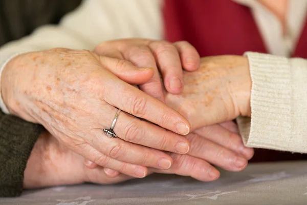 Yaşlı Bir Çiftin Eller Evde Resmi Oluşturan Kapatın — Stok fotoğraf