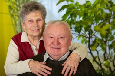 Memlekette neşeli ve mutlu yaşlı bir çiftin fotoğrafı.