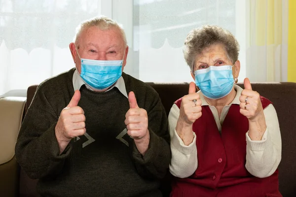 Seniorenpaar Mit Gesichtsmaske Hause Selbstisolierung — Stockfoto