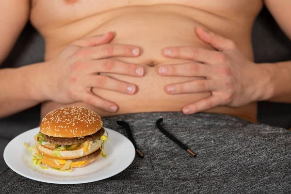 Foto Van Iemands Hand Hebt Een Cheeseburger — Stockfoto