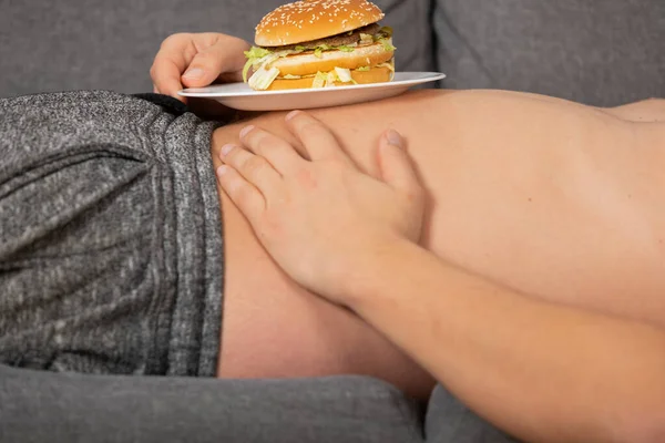 Foto Mão Homem Segurando Cheeseburger — Fotografia de Stock