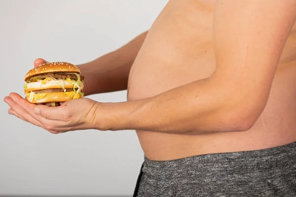 Foto Mão Homem Segurando Cheeseburger — Fotografia de Stock