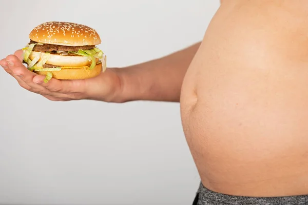 Foto Van Iemands Hand Hebt Een Cheeseburger — Stockfoto