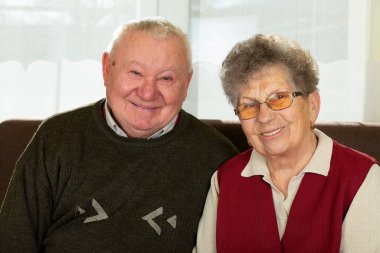 Memlekette neşeli ve mutlu yaşlı bir çiftin fotoğrafı.