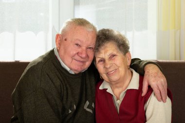 Memlekette neşeli ve mutlu yaşlı bir çiftin fotoğrafı.