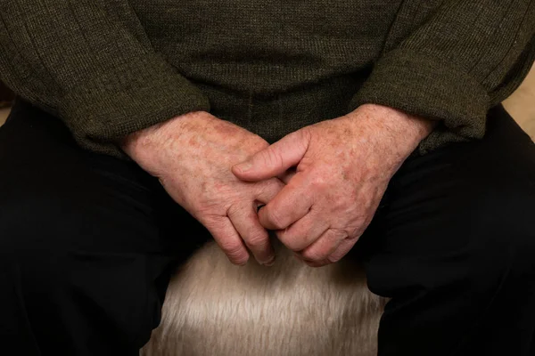 Feche Foto Das Mãos Homem Sênior — Fotografia de Stock