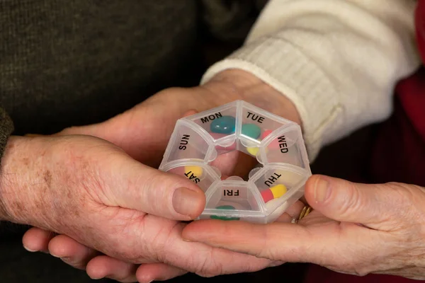 Imagen Cerca Las Manos Ancianas Sosteniendo Recipiente Plástico Con Pastillas — Foto de Stock