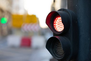 Trafik lambasındaki yeşil rengin resmini kapat 