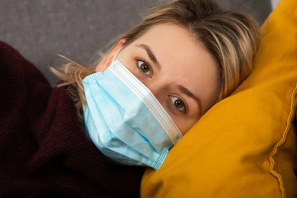 Mujer Joven Con Coronavirus Está Teniendo Dolor Cabeza Fiebre Acostada —  Fotos de Stock