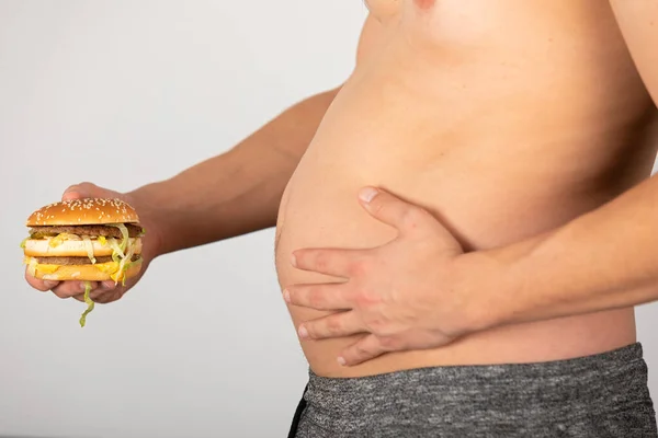 Foto Mano Hombre Sosteniendo Una Hamburguesa Con Queso — Foto de Stock