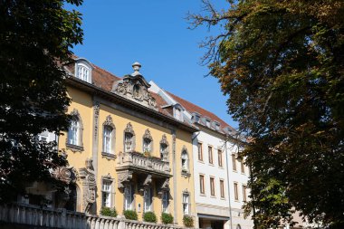 Macaristan 'ın Budapeşte kentinde bulunan eski binanın resmi