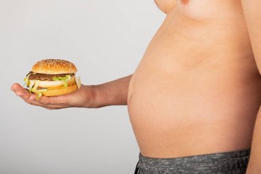 Bir çizburger tutan bir erkek eli fotoğrafı 