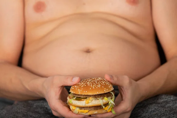 Foto Van Iemands Hand Hebt Een Cheeseburger — Stockfoto