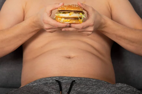 Foto Mão Homem Segurando Cheeseburger — Fotografia de Stock