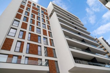 Romanya 'nın Cluj- Napoca kentindeki yeni yerleşim bölgesi - İnşaatta düz bloklar  