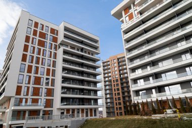 Romanya 'nın Cluj- Napoca kentindeki yeni yerleşim bölgesi - İnşaatta düz bloklar  