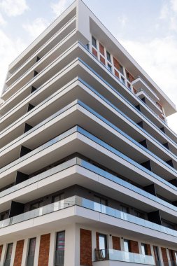 Romanya 'nın Cluj- Napoca kentindeki yeni yerleşim bölgesi - İnşaatta düz bloklar  