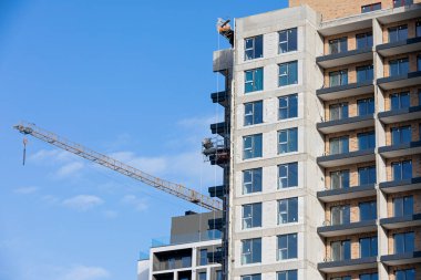 Romanya 'nın Cluj- Napoca kentindeki yeni yerleşim bölgesi - İnşaatta düz bloklar  