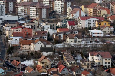 Romanya 'nın Cluj- Napoca kentindeki yeni yerleşim bölgesi - İnşaatta düz bloklar