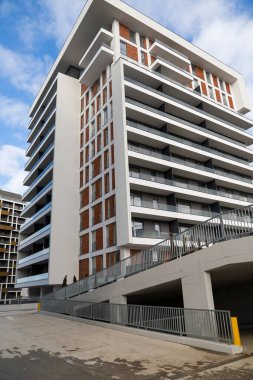 Romanya 'nın Cluj- Napoca kentindeki yeni yerleşim bölgesi - İnşaatta düz bloklar  