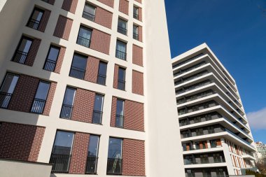 Romanya 'nın Cluj- Napoca kentindeki yeni yerleşim bölgesi - İnşaatta düz bloklar  
