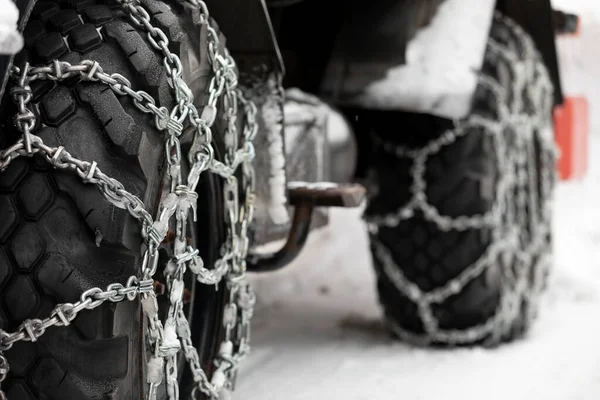 Zdjęcie Opony Pojazdu Łańcuchami Śnieżnymi Zamarzniętej Drodze — Zdjęcie stockowe