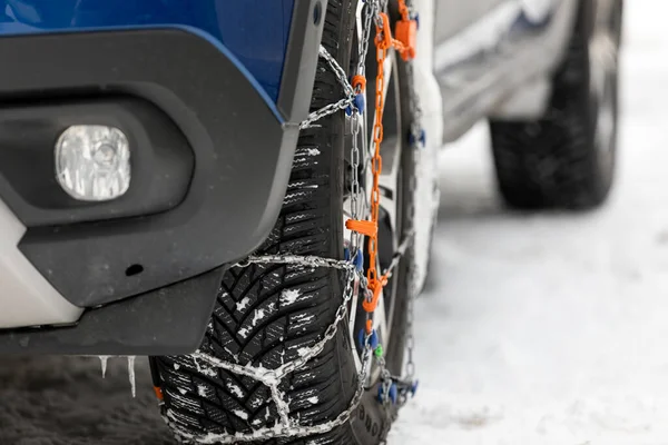 Obrázek Pneumatiky Vozidla Sněhovými Řetězy Zamrzlé Silnici — Stock fotografie