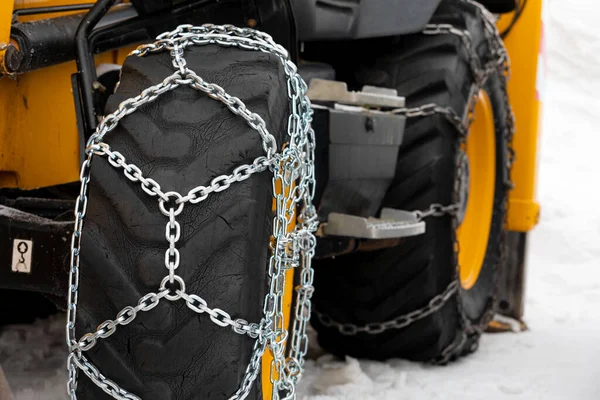 Zdjęcie Opony Pojazdu Łańcuchami Śnieżnymi Zamarzniętej Drodze — Zdjęcie stockowe