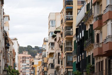 Malaga, İspanya 'daki renkli eski dairelerin resmi 