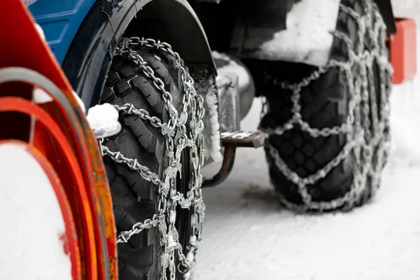 Imagen Neumático Vehículo Con Cadenas Nieve Una Carretera Congelada — Foto de Stock