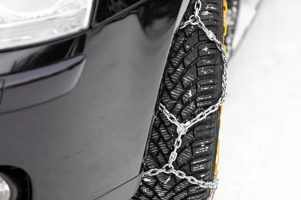 Imagen Neumático Vehículo Con Cadenas Nieve Una Carretera Congelada —  Fotos de Stock