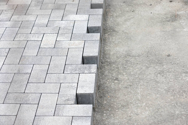 Установка и укладка камней на тротуаре