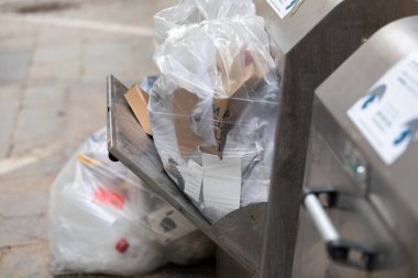 Şehir merkezindeki Malaga sokaklarındaki çöp bidonunun resmini kapat. 