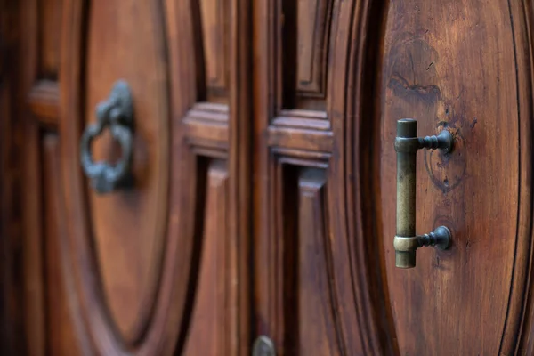 带有不锈钢门把手或手柄的木门 — 图库照片
