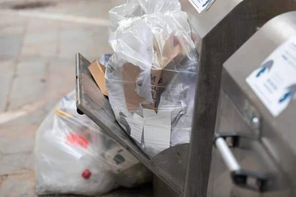 マラガの街中のゴミでいっぱいのゴミ箱の写真を閉じます ダウンタウン — ストック写真