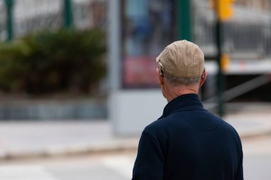 Yaşlıların dışarıda dinlenirken çekilmiş bir fotoğrafı.