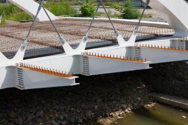 Steel frame bridge construction over