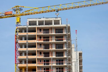 Romanya 'nın Cluj- Napoca kentindeki yeni yerleşim bölgesi - İnşaatta düz bloklar 