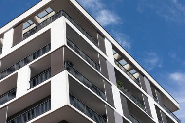 Romanya 'nın Cluj- Napoca kentindeki yeni yerleşim bölgesi - İnşaatta düz bloklar  